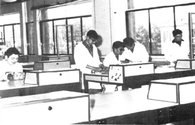 Studenti del corso di elettronica in laboratorio