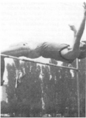 Immagine di un Atleta impegnato nel salto in alto