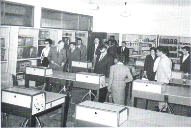 Delegazione straniera visita il laboratorio di misure elettroniche