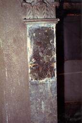 Prova di pulitura sulle lesene di breccia  delle finestre
