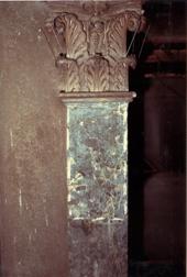 Prova di pulitura sulle lesene di breccia  delle finestre